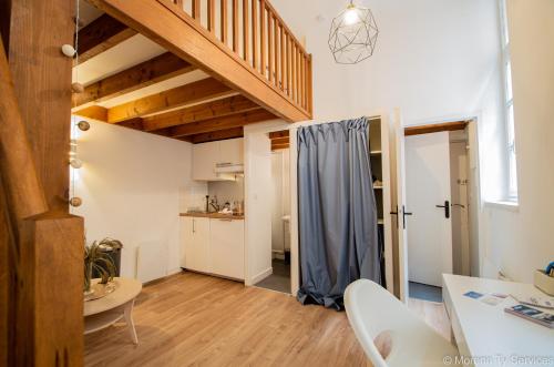 un salon avec un escalier et une cuisine dans l'établissement Studio calme hypercentre - Ty ar Lafayette, à Rennes