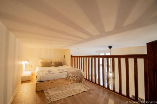 une chambre avec un lit sur un balcon dans l'établissement Studio calme hypercentre - Ty ar Lafayette, à Rennes