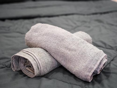 une serviette sur un lit avec un animal en peluche dans l'établissement Seri Austin Landed GameHaus 16pax BBQ Mahjong by Our Stay, à Johor Bahru