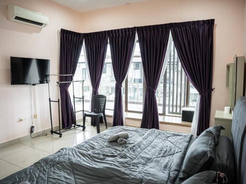 une chambre avec un lit et une grande fenêtre dans l'établissement Seri Austin Landed GameHaus 16pax BBQ Mahjong by Our Stay, à Johor Bahru