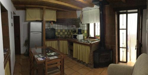 una cucina con frigorifero e tavolo di Las Casitas de mi Abuela a Casares