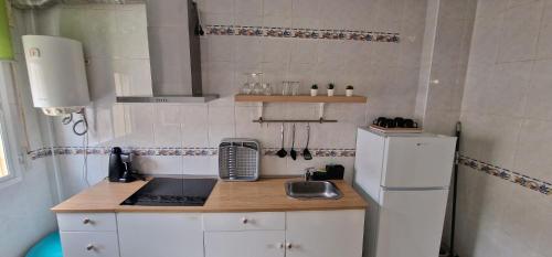 małą kuchnię ze zlewem i lodówką w obiekcie apartamento céntrico jerez calle tucan n17 w mieście Jerez de la Frontera