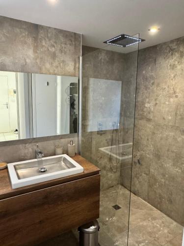une salle de bain avec un lavabo et une douche dans l'établissement Luxury apartment, à Marseille