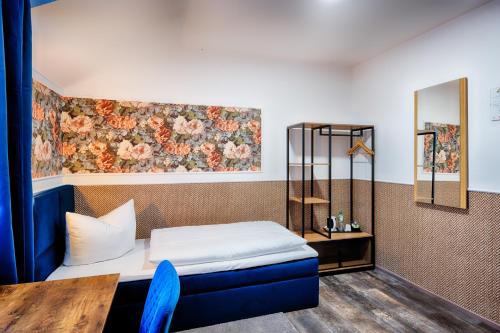 a bedroom with a bed and a painting on the wall at Hotel Apfelblüte in Wendorf