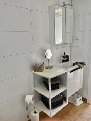 a white bathroom with a sink and a mirror at Hof Schmörholm Dein Familienurlaub auf dem Bauernhof in Leck