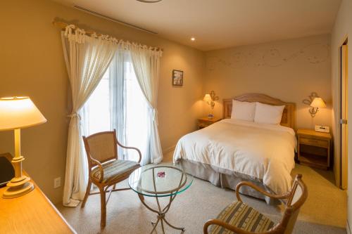 Postel nebo postele na pokoji v ubytování Poppy Springs Resort & Spa