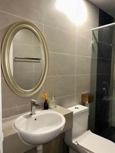 Ένα μπάνιο στο Loft with Pool Access, Same Floor as Swimming Pool Imago Mall 3R2B 1,320sq ft Euphoria Staycation