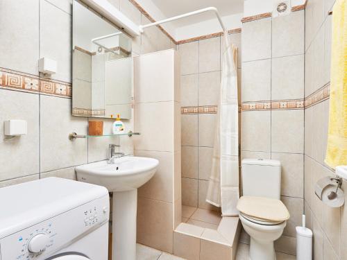 un piccolo bagno con lavandino e servizi igienici di Blue Mare Apartment a Petrovac na Moru