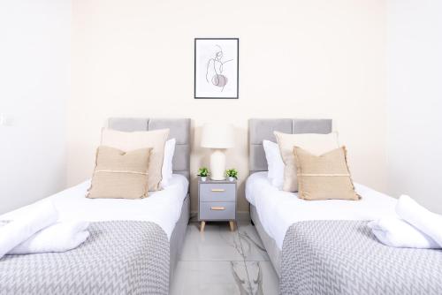 Una cama o camas en una habitación de Fabulous Apartment in Draria