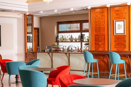 a restaurant with tables and chairs and a bar at Best Western Hotel Ferrari in Nola