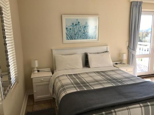 Un pat sau paturi într-o cameră la Apartment on Thesen Island