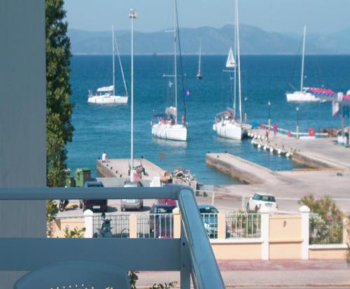 コス・タウンにあるKos Bay Hotelの水上のボートが乗るマリーナの景色