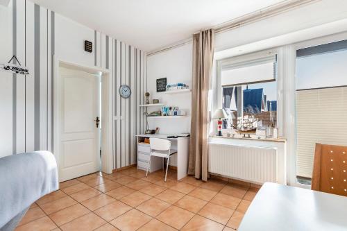 a bedroom with a desk and a window at Deichperle Friedrichskoog Spitze in Friedrichskoog