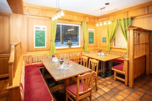 a restaurant with two tables and a window at Vero Living & more in Hoheneich