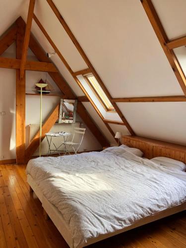 - une chambre mansardée avec un grand lit dans l'établissement Maison avec vue exceptionnelle et grand jardin, à Perros-Guirec