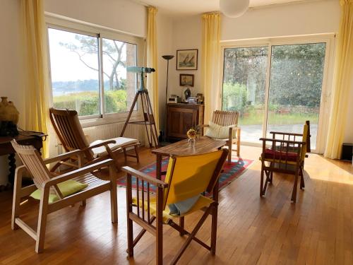 Posezení v ubytování Maison avec vue exceptionnelle et grand jardin