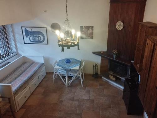 una stanza con un tavolo e una sala da pranzo con un camino di La Casetta degli Innamorati a Sutri