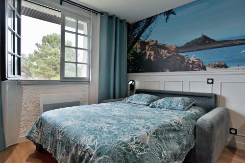 une chambre avec un lit et une grande fenêtre dans l'établissement Pierrette 12 - 200m de la plage parking privé, à Fréhel