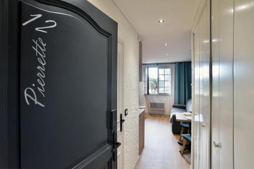 un couloir avec une porte noire dans une chambre dans l'établissement Pierrette 12 - 200m de la plage parking privé, à Fréhel