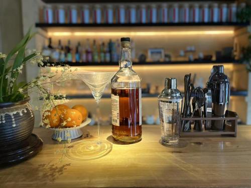 una bottiglia di alcol seduta sopra un tavolo di Standing in the wild a Xiwu