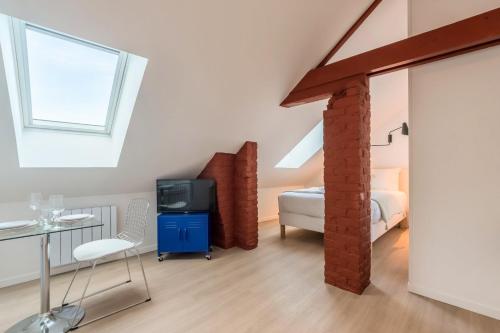 Studio sous les combles côté rue, parking gratuit