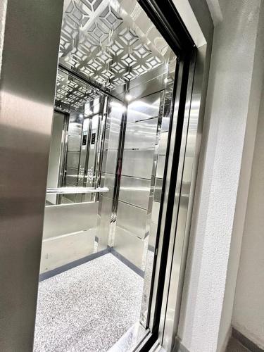 Ένα μπάνιο στο Mor Maison Skopje City-Center FEW FREE PRIVATE PARKING