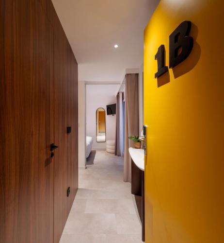 a bathroom with a yellow door and a yellow wall at Apartamentos Turísticos de Soria Centro NF in Soria