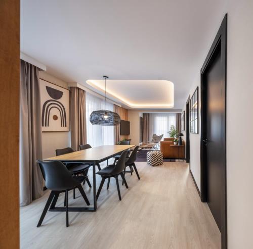 a dining room with a table and chairs at Apartamentos Turísticos de Soria Centro NF in Soria