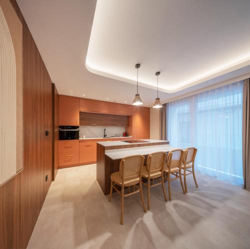 a kitchen with a table and chairs and a counter at Apartamentos Turísticos de Soria Centro NF in Soria
