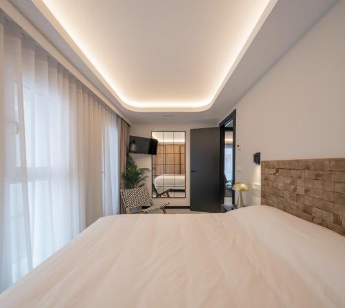 a bedroom with a large bed and a window at Apartamentos Turísticos de Soria Centro NF in Soria