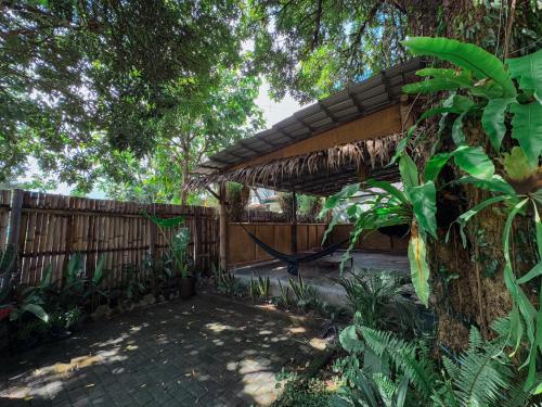 Un jardín fuera de Ranasa Yogyakarta