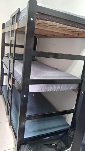 um conjunto de beliches num quarto em SP Hostel em São Paulo