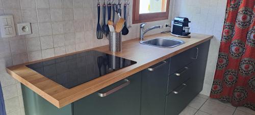 Kuchyň nebo kuchyňský kout v ubytování Maison Cosy classée 3 étoiles proche plages de surf de Contis