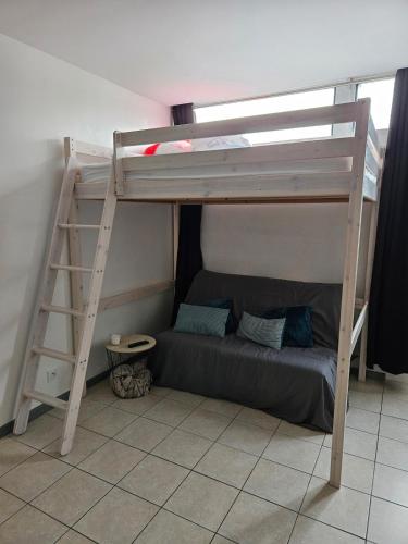 - un lit superposé avec une échelle dans une chambre dans l'établissement Studio proche du Futuroscope, à Aquascope, à Chasseneuil-du-Poitou