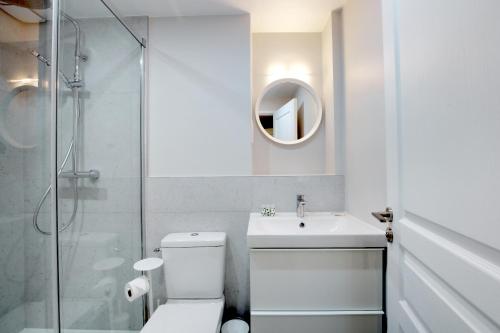 une salle de bain avec toilettes, lavabo et douche dans l'établissement Take It Easy in This Stylish Architect Flat, à Paris