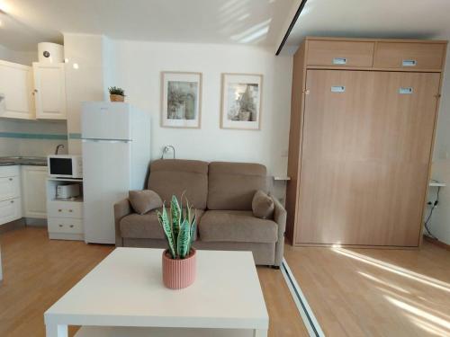 ein Wohnzimmer mit Sofa und Tisch in der Unterkunft Torrox Costa Loft Playa Wi-Fi Paseo Marítimo in Torrox