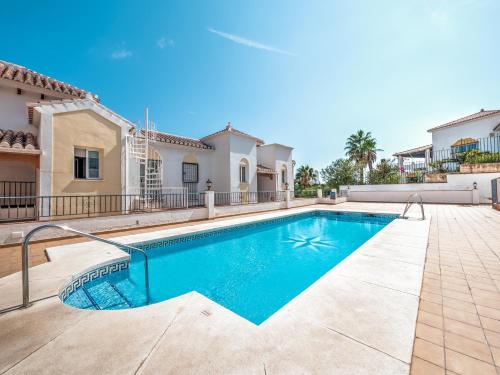 una piscina en el patio trasero de una casa en Apartment with pool near Burriana beach, Nerja, en Nerja