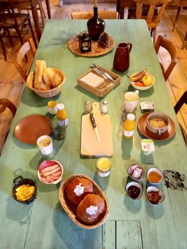 SouchtにあるMaison d'hôtes de charme - Ancien moulin en pleine nature - La Paulusmühleの様々な朝食の食べ物が置かれたテーブル