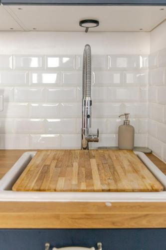 - un évier de cuisine avec un robinet dans l'établissement 40sqm flat near Eiffel Tower, à Paris