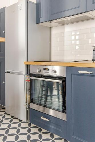 une cuisine avec une cuisinière et un réfrigérateur dans l'établissement 40sqm flat near Eiffel Tower, à Paris