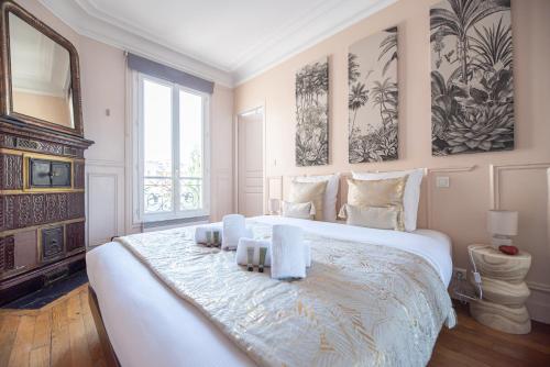 - une grande chambre blanche avec un grand lit blanc dans l'établissement CIA - Bastille, rue de la Roquette, à Paris