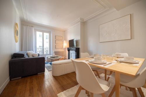 un salon avec une table et un canapé dans l'établissement CIA - Bastille, rue de la Roquette, à Paris