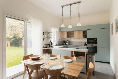 une cuisine et une salle à manger avec une table et des chaises dans l'établissement Ti Toun - Proche de la plage, à Dinard