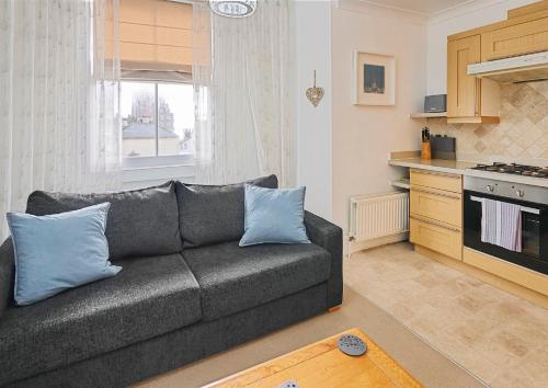 ブライトン＆ホーブにあるHost & Stay - Regency Square Apartmentのソファとキッチンのあるリビングルーム