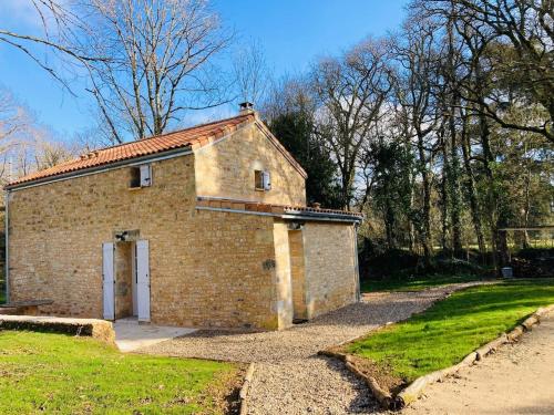 MontamiséにあるMaison à la campagne proche du futuroscope, Aquascope 6persの庭の扉付きレンガ造り