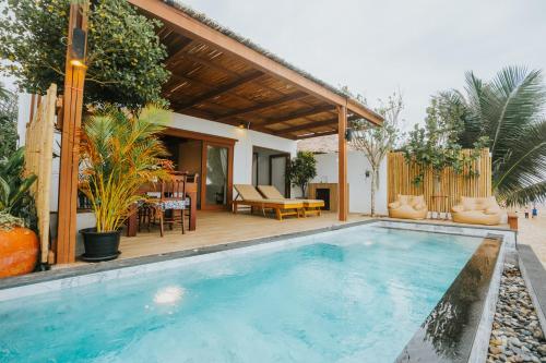 Bazén v ubytování Areeya Beachfront Villas Pranburi nebo v jeho okolí