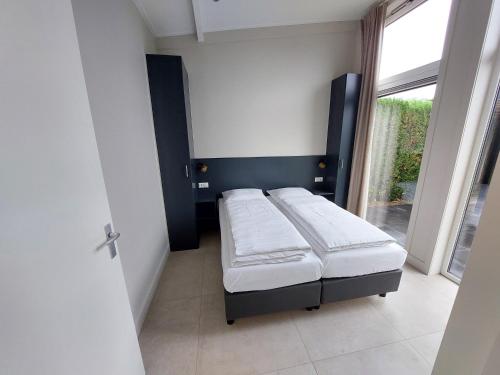 Ένα ή περισσότερα κρεβάτια σε δωμάτιο στο Comfort bungalow met jacuzzi 01