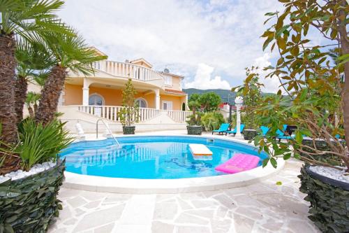 Luxury Six-Bedroom Villa with Heated Pool&Sauna