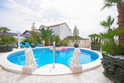 Bazén v ubytování Luxury Six-Bedroom Villa with Heated Pool&Sauna nebo v jeho okolí