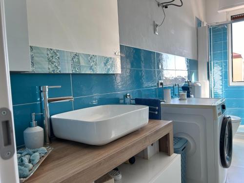 a bathroom with a tub and a washing machine at Oasi Serena in Finale Ligure